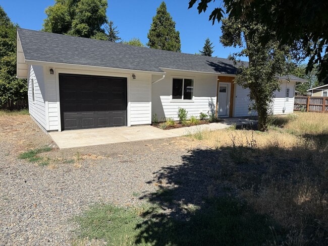 Photo - Updated 3-bedroom, 2 bath house in Eugene!