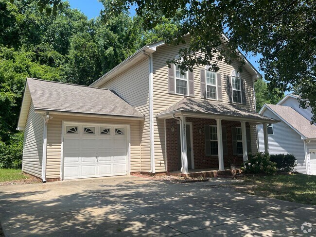 Building Photo - Great 3 Bed, 2.5 Bath house in University ...