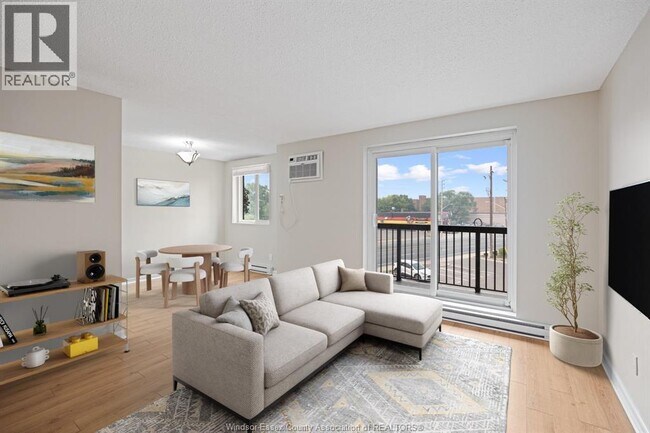 Photo - 3950 Wyandotte St E Unit 306