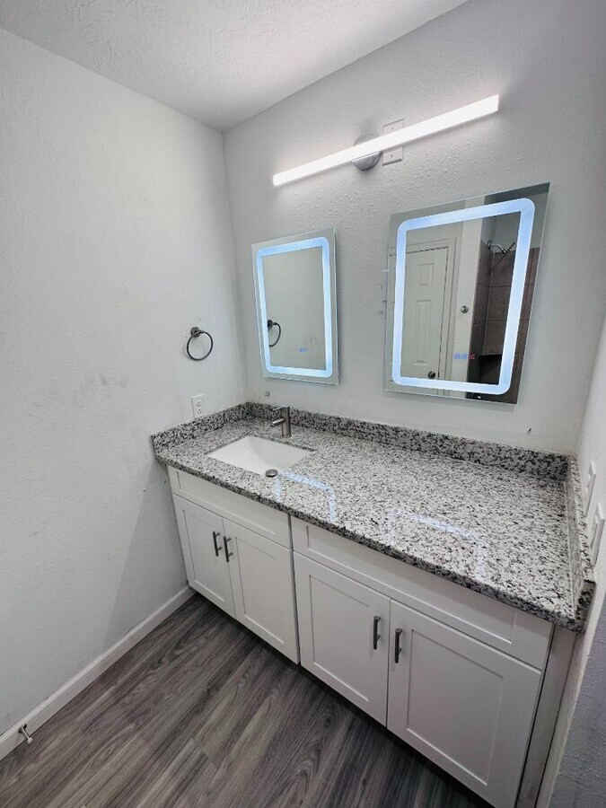 Photo - 6946 Paris St