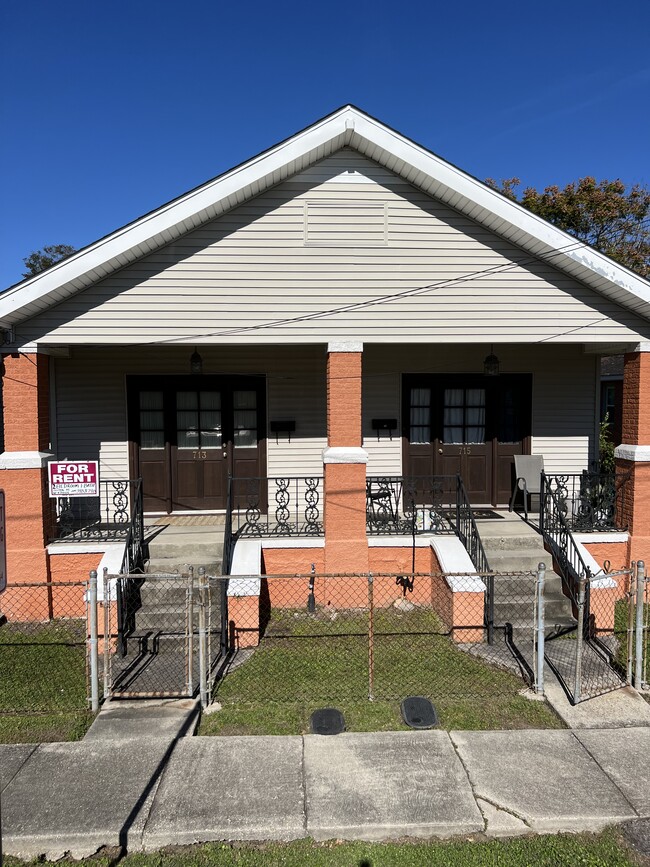 Front yard view - 713 Perry St Apartment Unit 713