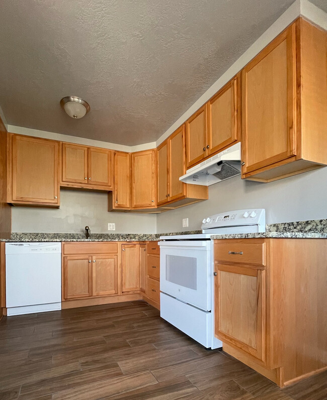 Kitchen - 305 W Center St Apartments