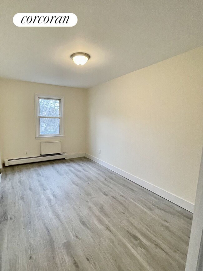 Photo - 15-35-35 209th St