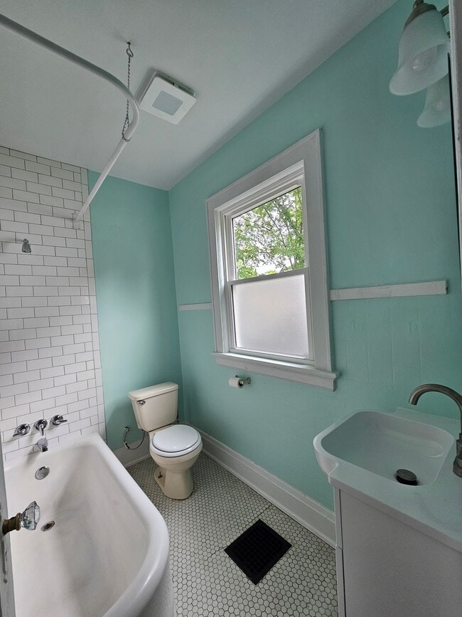 Photo - 1232 Laidlaw Ave Unit 1