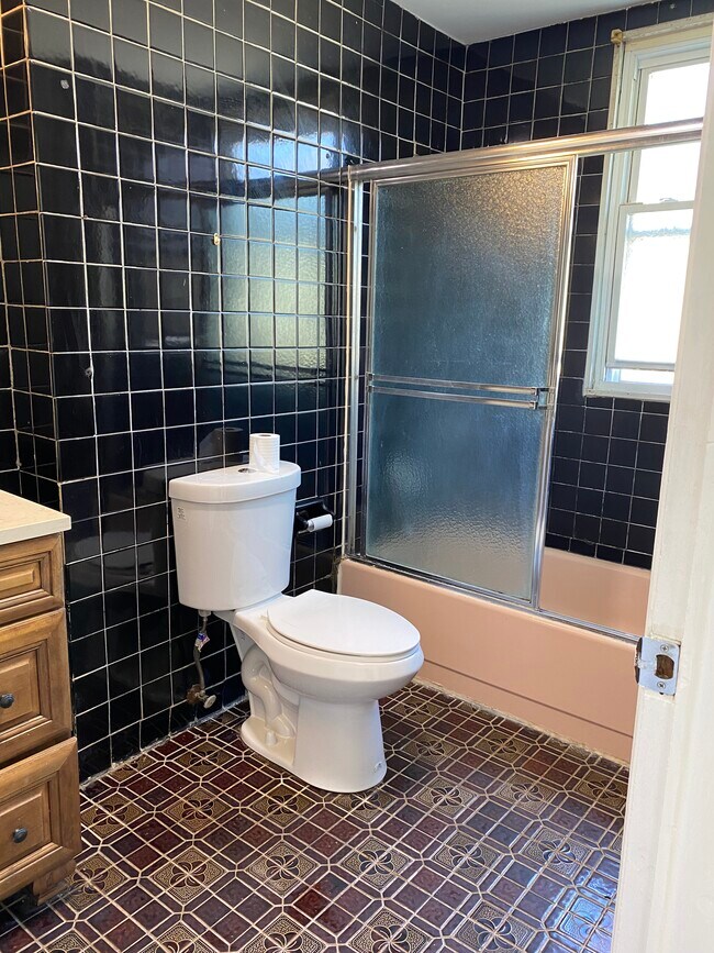 121 Washington Ave Unit 900 Sq. Ft. 3-Bedroom Apt