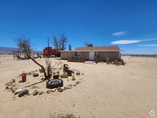 Building Photo - Beautifully Unique 3 bedroom 2 bath Home