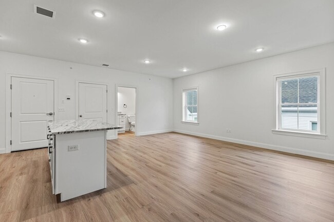 Photo - 386 St John St Unit 9