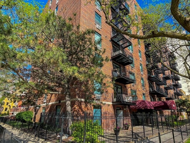 Building Photo - 3900 N Pine Grove Ave Unit 704