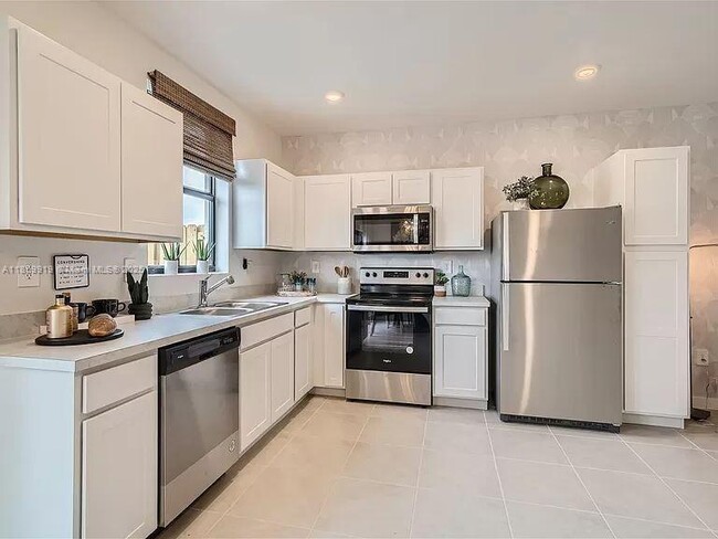 Building Photo - 390 NE 12th St Rental