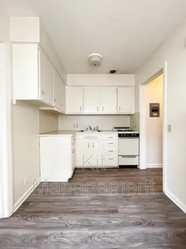 Charming 1-Bedroom Near University District – Cozy, Affordable Living on Douglas Rd