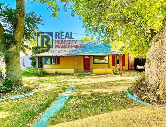 Building Photo - 3 bedroom 1 bath home - Dogs negotiable with additional fees