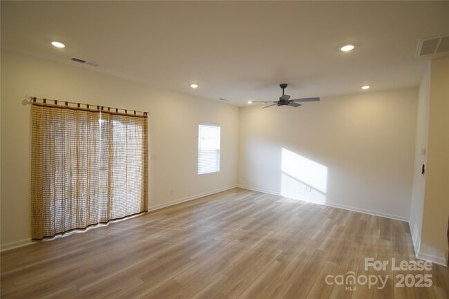 Photo - 752 Kitfox Dr NW