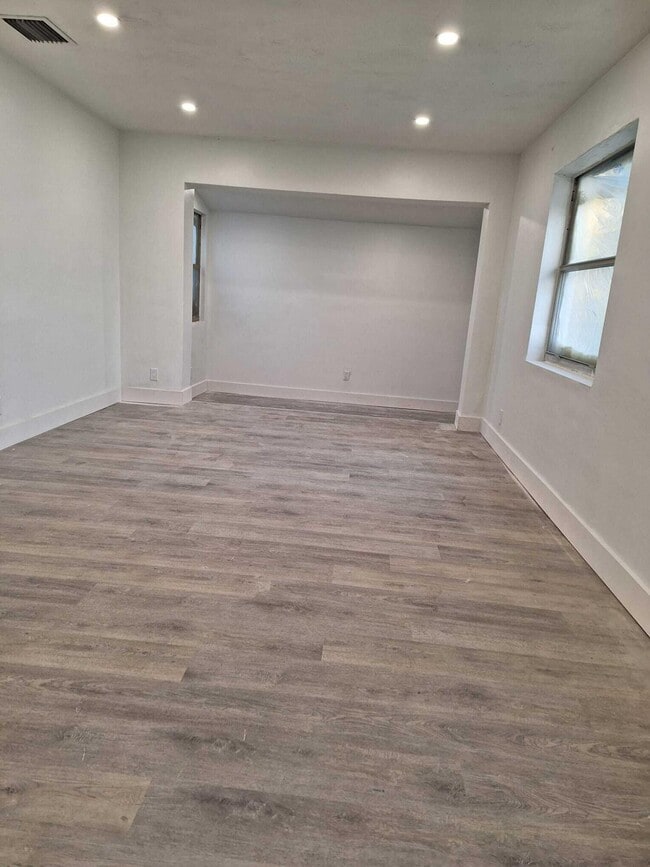 Photo - 1000 W 1st St