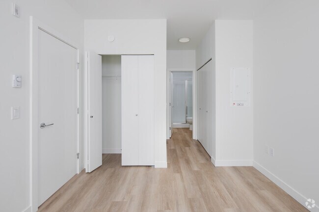 3BR, 2BA - 992SF