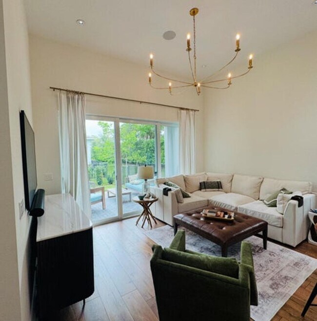 Photo - 16405 Capilano Ct