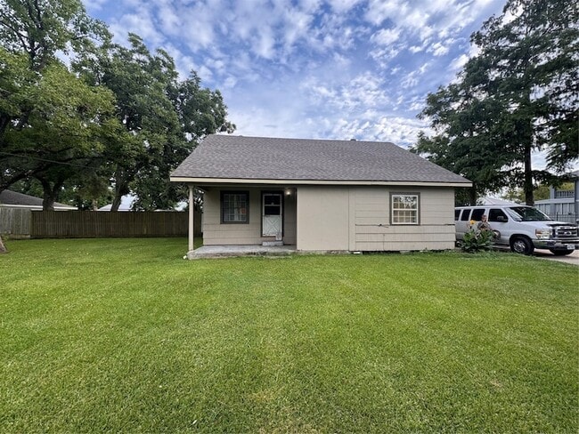 Building Photo - 906 Llano St Rental
