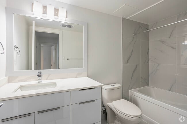 2 chambres, 1 salle de bain - 1014 pi2 - York Tower