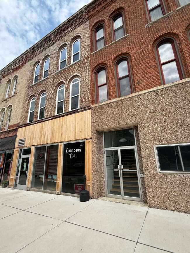 Building Photo - Beautifully Refinished Historic Downtown Apartment! Unit Apt. 3A