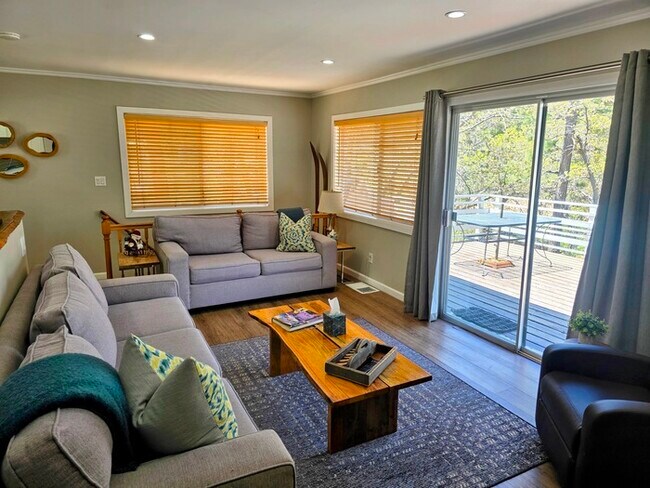 Modern 2 Bed / 2 Bath Near Bear Mountain Ski Resort & Golf Course