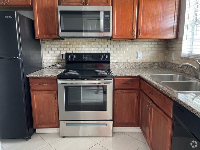 Building Photo - 1638 Embassy 305 Dr Unit 305 Rental