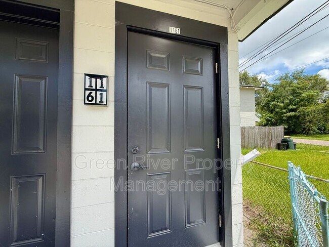 Photo - 1161 W 5th St