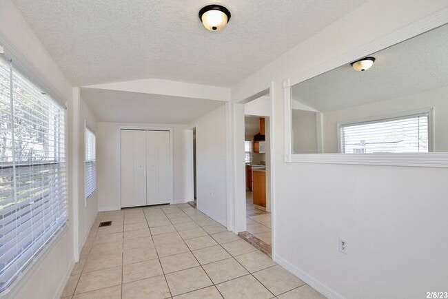 Photo - Cozy 2/1 Spacious Duplex Near East Lake To...
