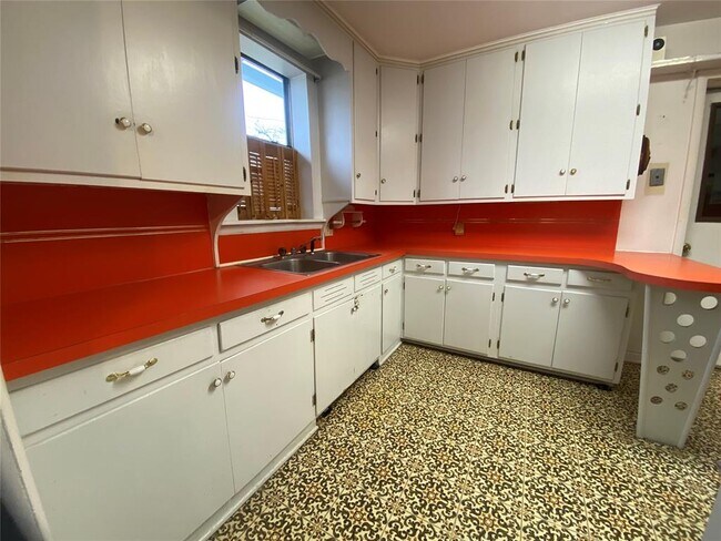 Photo - 221 N Pesotum Ave