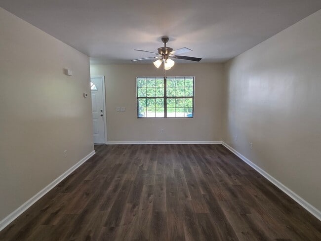 Photo - 113 Towne Pk E Dr