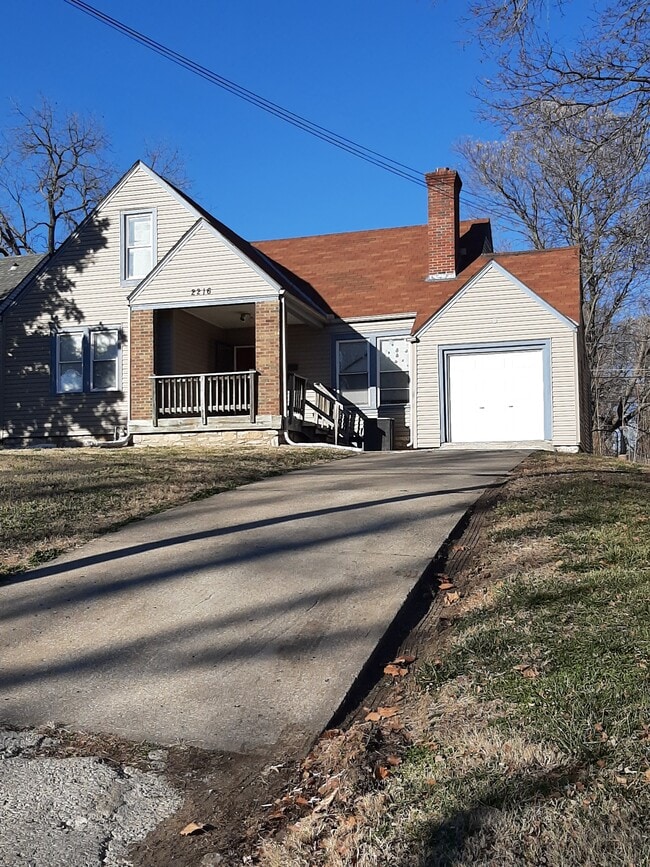 Garaje adjunto para compacto - 2216 E 72nd St