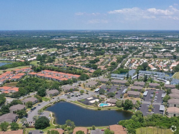 Building Photo - Venetian at Capri Isles Rental