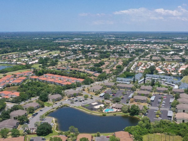 Building Photo - Venetian at Capri Isles Rental