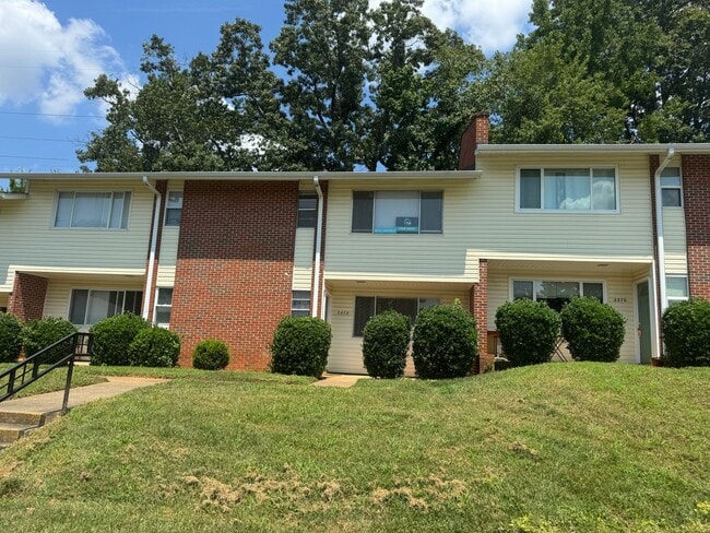 Building Photo - 2BR/2.5BA condo in Champion Court near Cen...
