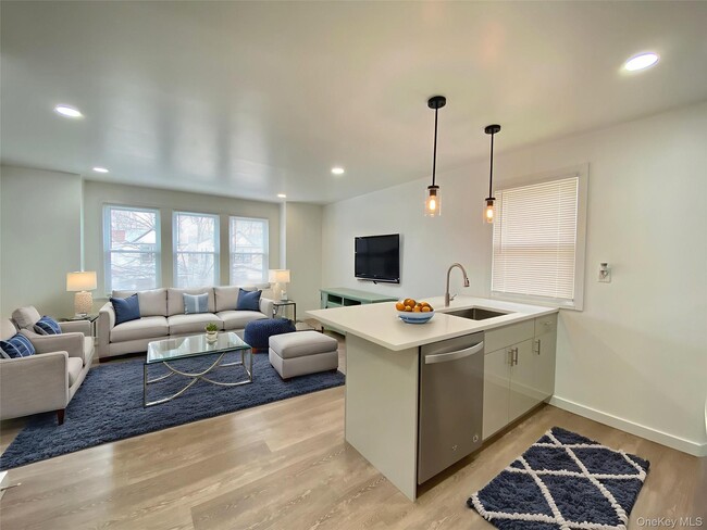 Building Photo - 69-14 66th St Unit 2