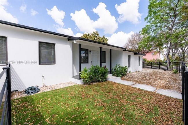 Photo - 2100 SW 6th St