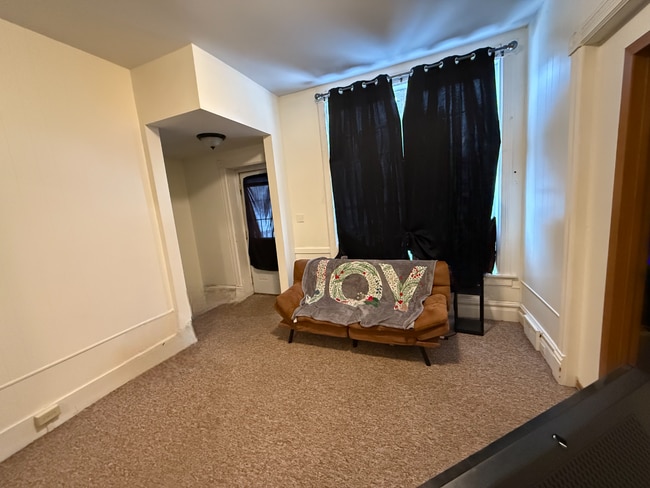 3 Bed 1 Bath close to UWEC and downtown! Available August-May