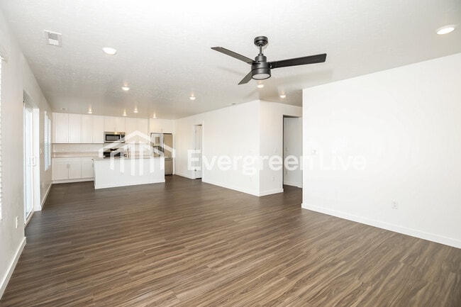 Photo - 896 Knowledge St