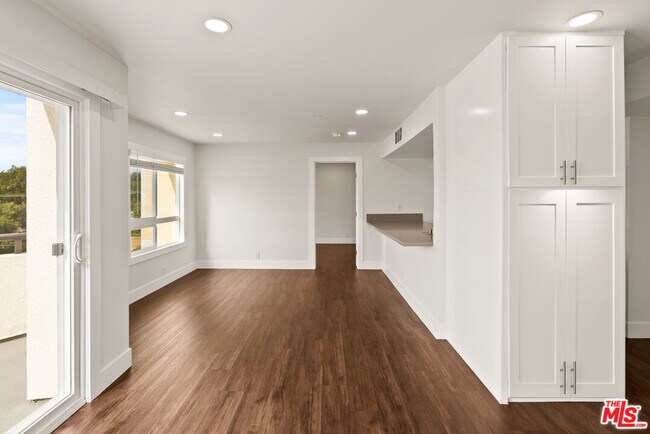 Photo - 16550 Vanowen St Unidad 307