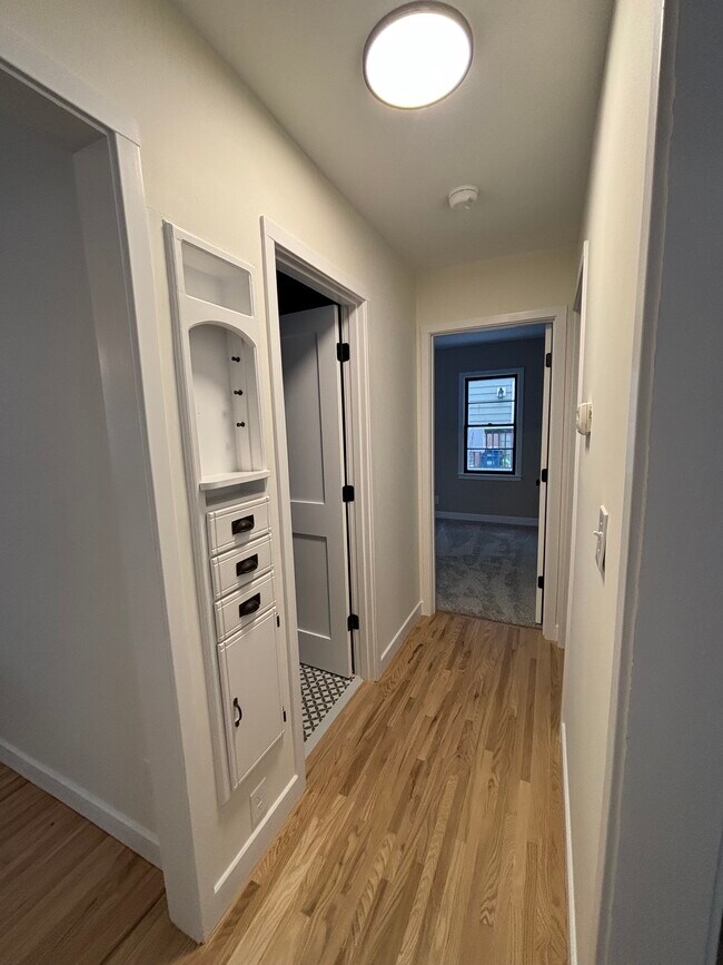 Sala - 583 Cromwell Ave