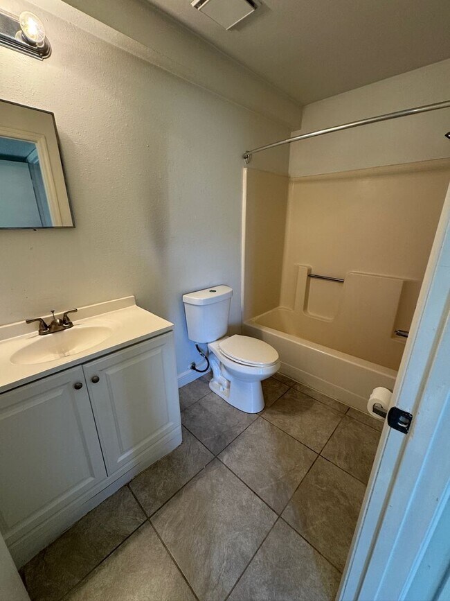 Building Photo - 1197 Bentley Rd Unit 1