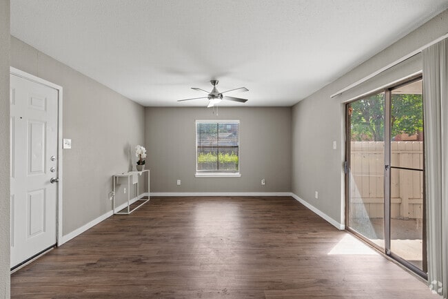 2BR, 2BA - 862SF - Living