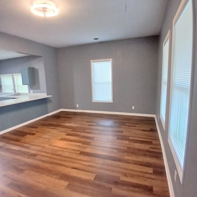 Photo - 949 Kney St