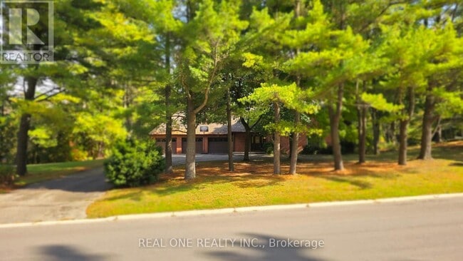 Photo - 465 Woodland Acres Crescent