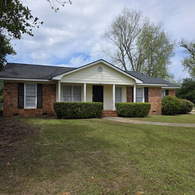 Building Photo - 825 Community Ave