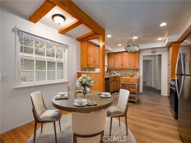 Photo - 4539 Hayvenhurst Ave