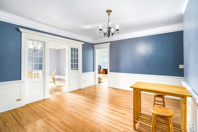 Building Photo - Beautiful 3 Bedroom/2 Bathroom SECOND Floor Apartment in East Duluth Mansion - AVAILABLE JUNE! Unit 2307 E Superior St - 2