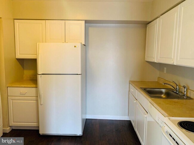 Building Photo - 8875 Tamebird Ct Unit J