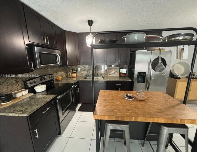 Building Photo - 7208 Fairway Dr Unit I17