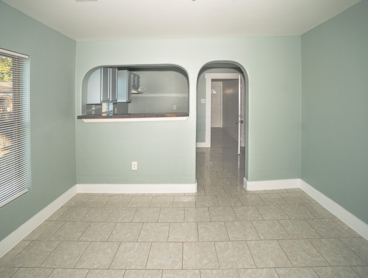 Photo - 4826 Bristol St