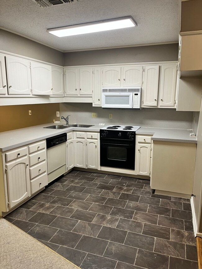 Building Photo - 1105 E 23rd St Unit 1105 -  B