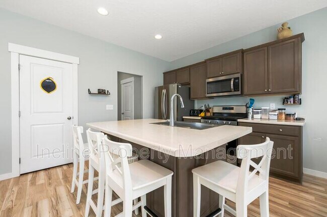 4438 E Hurstbourne Dr